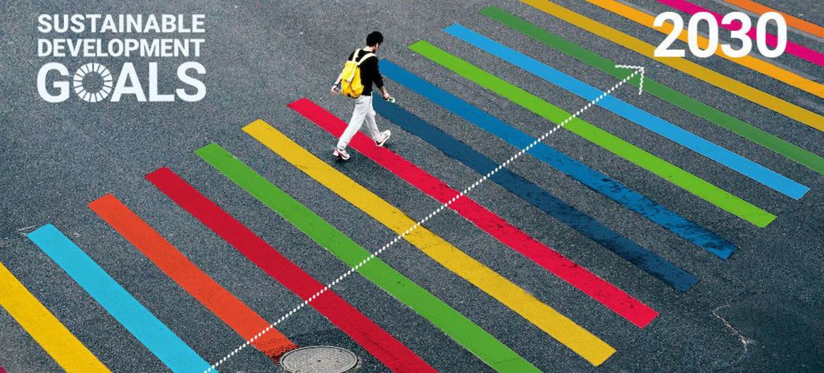 Los colores de los Objetivos de Desarrollo Sostenible en un cruce peatonal