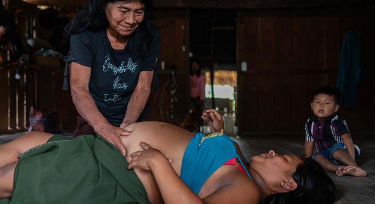 Una partera atiende a una mujer embarazada en la comunidad Litoral del San Juan, Colombia.