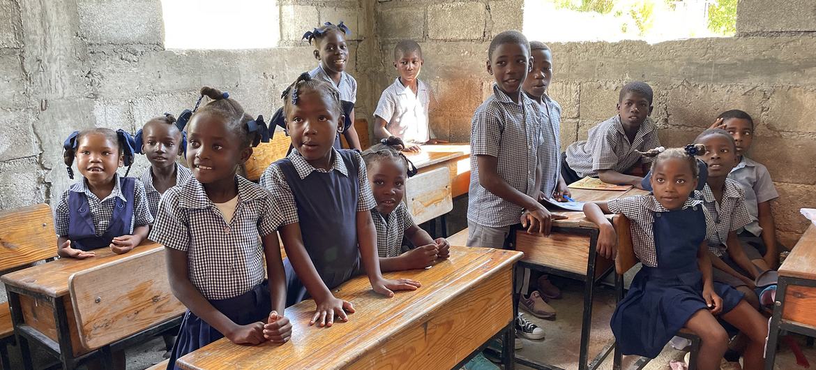Des enfants de retour à l'école après le tremblement de terre en Haïti.