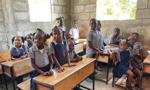 Niños de regreso a la escuela tras el terremoto de Haití en agosto de 2021.