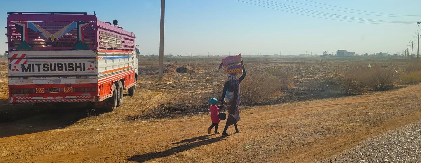 Une mère et son enfant fuient pour se mettre à l'abri au milieu des affrontements en cours au Soudan.