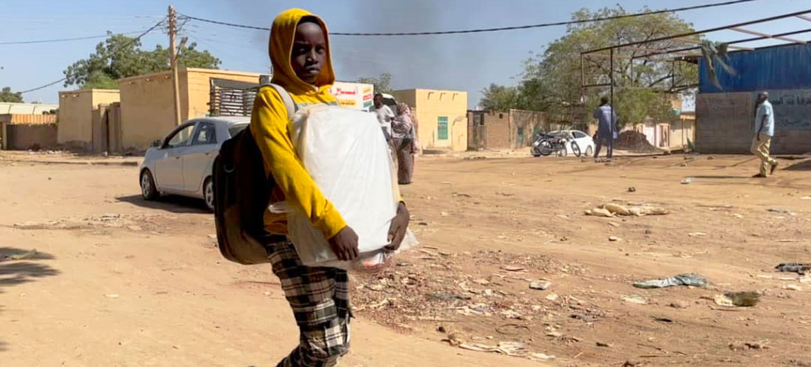 Uma criança foge de Wad Madani, estado de Al Jazirah, centro-leste do Sudão, após recentes confrontos armados lá