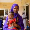Une enfant inscrite dans une clinique de malnutrition à Port-Soudan, avec sa mère.