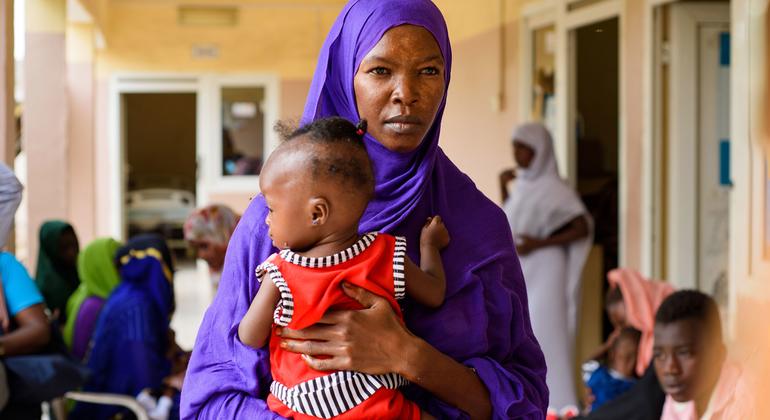 Una niña inscrita en una clínica de desnutrición en Port Sudan, con su madre.
