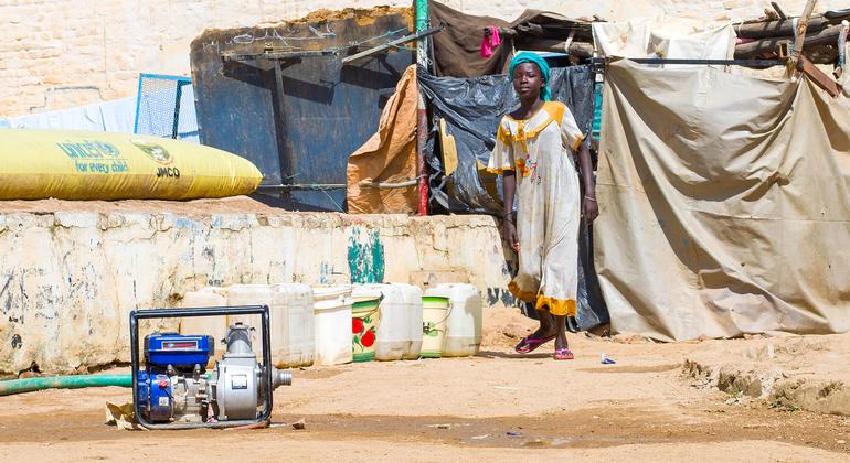 أطفال ونساء يحصلون على المياه النظيفة والآمنة في مخيم للنازحين في دارفور.