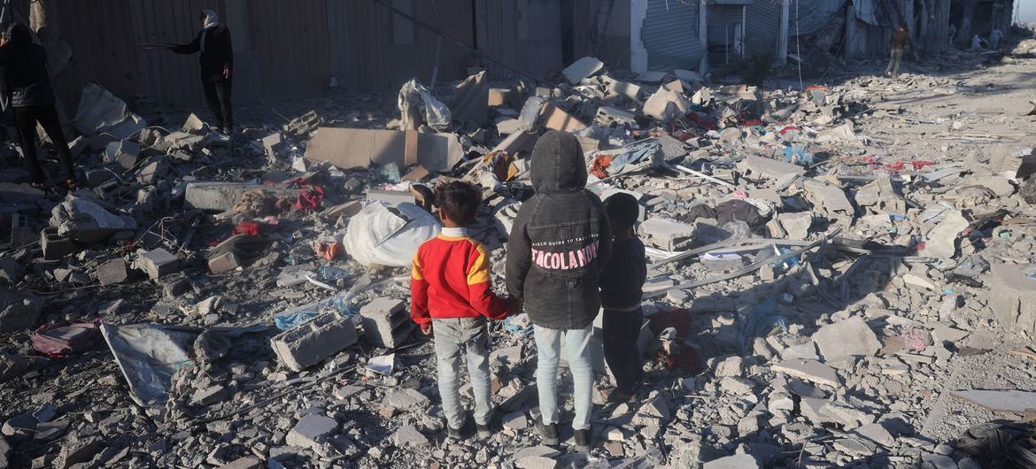 ثلاثة أطفال يقفون وسط ركام منزلهم المدمر في رفح، جنوب قطاع غزة
