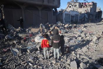 ثلاثة أطفال يقفون وسط ركام منزلهم المدمر في رفح، جنوب قطاع غزة