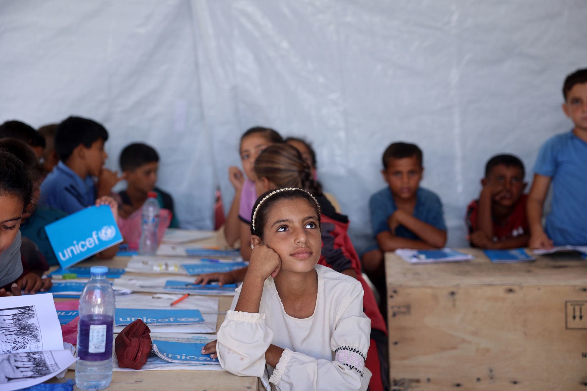 أطفال في غزة يتعلمون في مركز تعلم تابع لليونيسف. 