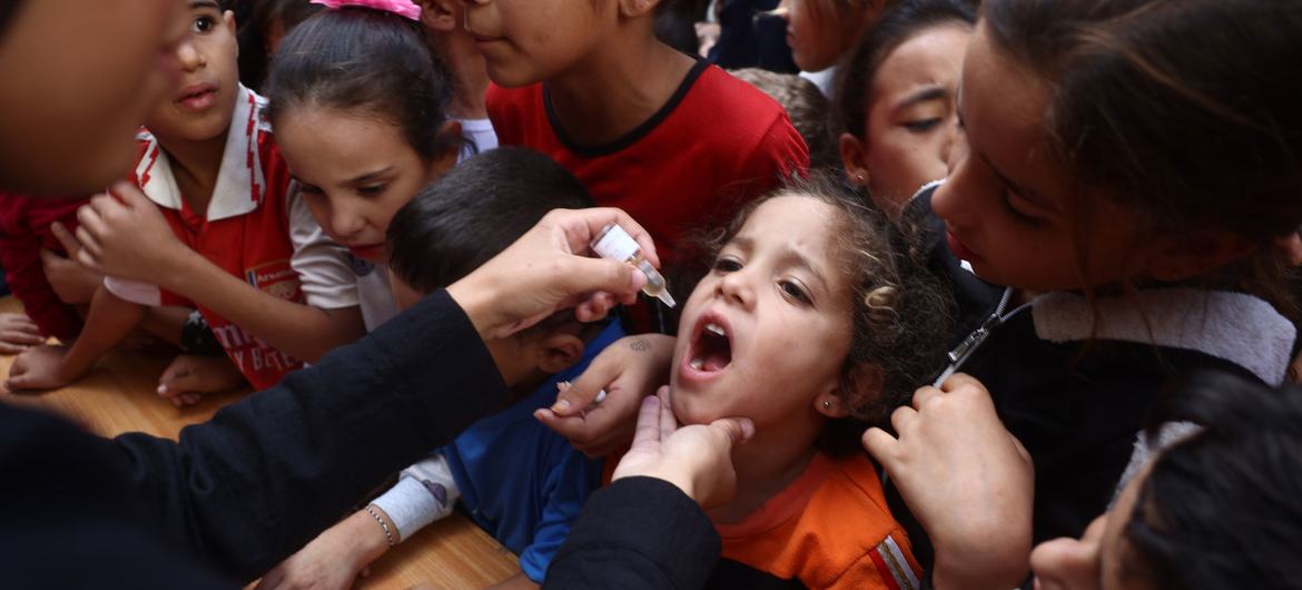 La segunda ronda de la campaña de vacunación de emergencia contra la poliomielitis comenzó el 14 de octubre de 2024 en Gaza, con el objetivo de vacunar a 591.700 niños menores de 10 años con una segunda dosis de la nueva vacuna antipoliomielítica oral de…