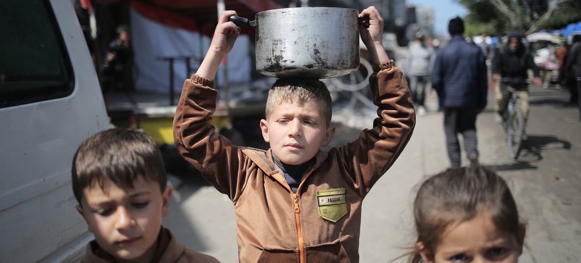 Crianças caminham pelas ruas de Rafah, no sul de Gaza