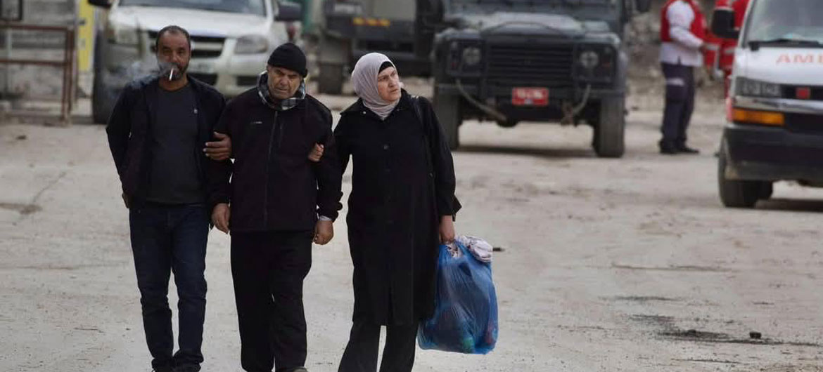 Des gens marchent dans la ville de Jénine, en Cisjordanie.