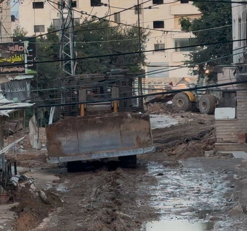 Des machines lourdes sont utilisées pour nettoyer des débrises à Jénine en Cisjordanie.