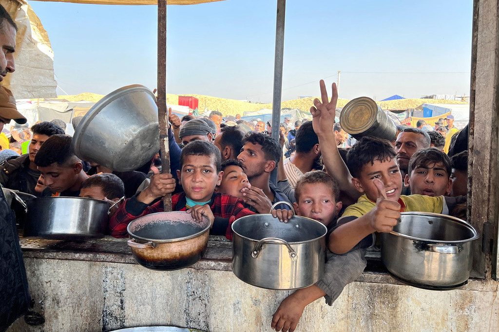 Des repas chauds sont distribués aux enfants de Khan Younis, à Gaza.