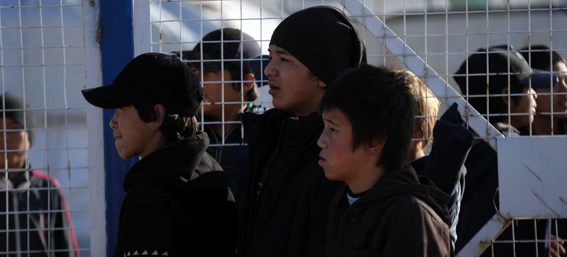 Les enfants se tiennent derrière une clôture dans le camp d'Al-Hol en Syrie, un lieu de crise humanitaire où résident plus de 30 000 personnes déplacées, principalement des femmes et des enfants.