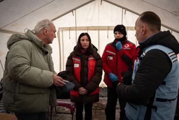 يلتقي ماتياس شمالي، منسق المساعدات الإنسانية في أوكرانيا، وأندريا دي دومينيكو، رئيس منظمة الأمم المتحدة للتعاون في أوكرانيا، مع موظفي الصليب الأحمر والمتطوعين في خيمة تسخين في بوريسبل، أوكرانيا، لمناقشة دعم الأشخاص الضعفاء خلال ظروف الشتاء المتطرفة.
