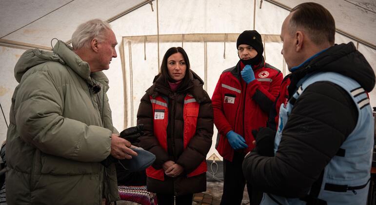 乌克兰人道主义协调员马蒂亚斯·施马尔 (Matthias Schmale) 和乌克兰联合国安理会局长安德烈亚·德多梅尼科 (Andrea De Domenico) 在乌克兰博里斯皮尔的一个加热帐里与红十字会员工和志愿者会面,