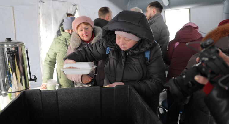 在乌克兰博里斯皮尔,2026年1月14日,人道主义工作者和地方当局向遭受冬季极端条件,温度低于 -10°C的弱势群体分配粮食.