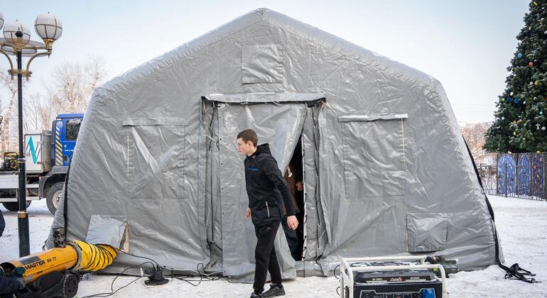 乌克兰东北部波里斯皮尔市的居民正在利用供暖点取暖。