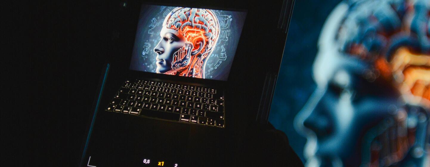 Un smartphone que muestra un cerebro digital en su pantalla, colocado encima de una computadora portátil, simbolizando la inteligencia artificial y la tecnología de próxima generación.