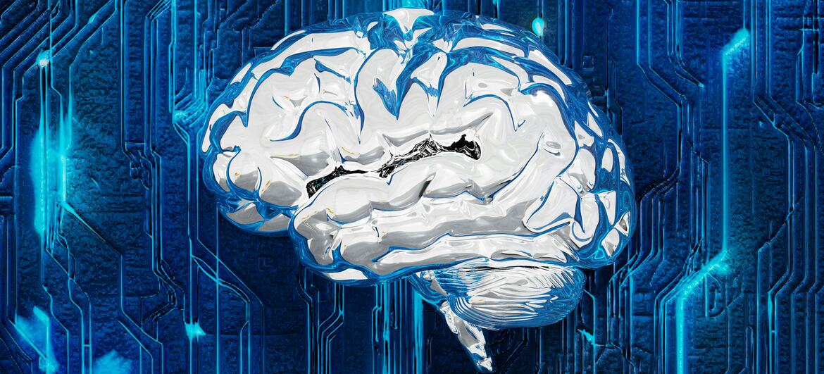 Um cérebro humano metálico, semelhante a líquido, colocado contra um fundo de placa de circuito futurista, simbolizando a fusão da cognição humana e da inteligência artificial.