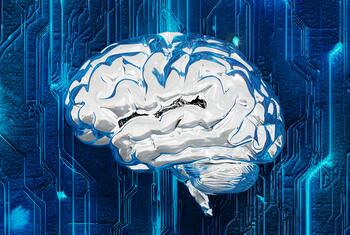 Un cerebro humano metálico y líquido colocado en un fondo de placa de circuito futurista, simbolizando la fusión de la cognición humana y la inteligencia artificial.