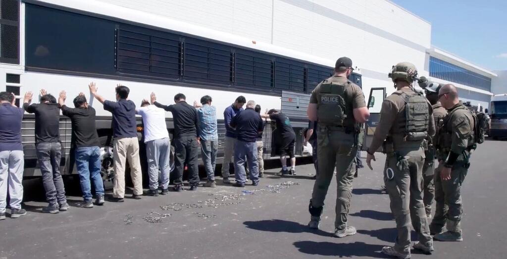 在乔治亚州的现代LG工厂，美国移民和海关执法局的特工拘留了工人。