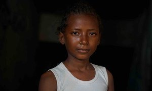 هالة، تبلغ من العمر 11 عاما، هي أكبر أخواتها الخمس بنات ونزحن من منزلهن بسبب الحرب في اليمن.