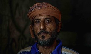فتحي عباس، سقط أثناء فراره من القصف، وأصيب عموده الفقري بجروح خطيرة ولم يعد بإمكانه العمل.