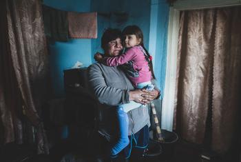 यूक्रेन के पूर्वी इलाक़े में, सम्पर्क रेखा के नज़दीक रहने वाली एक महिला, अपनी बेटी के साथ. (फ़ाइल)