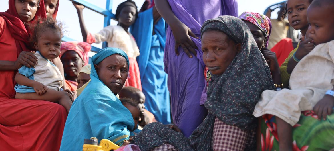 Refugiados sudaneses estão num centro de trânsito gerido pela ONU em Renk, no Sudão do Sul.