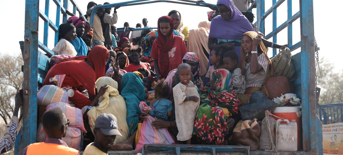 Беженцы из Судана в транзитном центре под управлением ООН.
