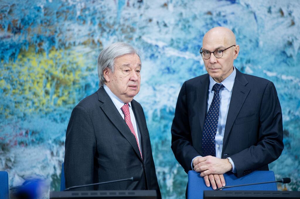 El secretario general de la ONU, António Guterres (izquierda), conversa con Volker Türk, alto comisionado de las Naciones Unidas para los Derechos Humanos, en la inauguración del 61.º período de sesiones del Consejo de Derechos Humanos en Ginebra.