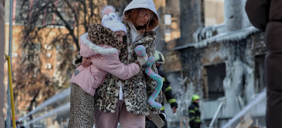 Bomberos del Servicio Estatal de Emergencias de Ucrania rocían agua en un edificio industrial gravemente dañado en Kiev tras un ataque a una infraestructura crítica.