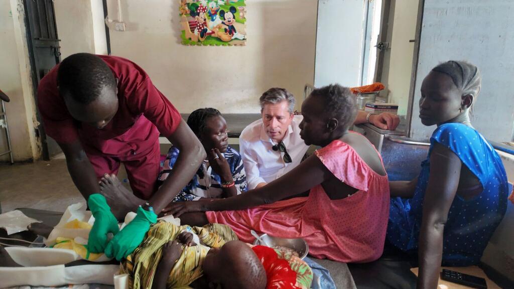 Tom Fletcher paie pour visiter l'hôpital du comté d'Akobo dans l'État de Jonglei où les médecins travaillent sans relâche pour traiter les blessés des combats. Tom Fletcher paie pour visiter l'hôpital du comté d'Akobo dans l'État de Jonglei où les médecins travaillent sans relâche pour traiter les blessés des combats.