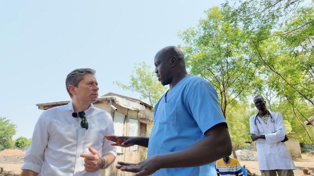 Заместитель Генерального секретаря ООН по гуманитарным вопросам Том Флетчер (слева) посещает госпиталь в Южном Судане.