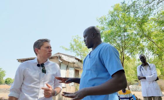 Заместитель Генерального секретаря ООН по гуманитарным вопросам Том Флетчер (слева) посещает госпиталь в Южном Судане.