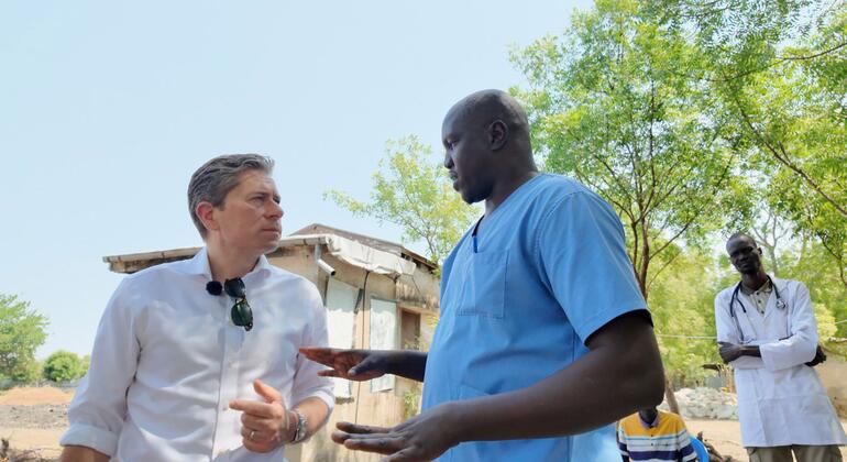 Заместитель Генерального секретаря ООН по гуманитарным вопросам Том Флетчер (слева) посещает госпиталь в Южном Судане.