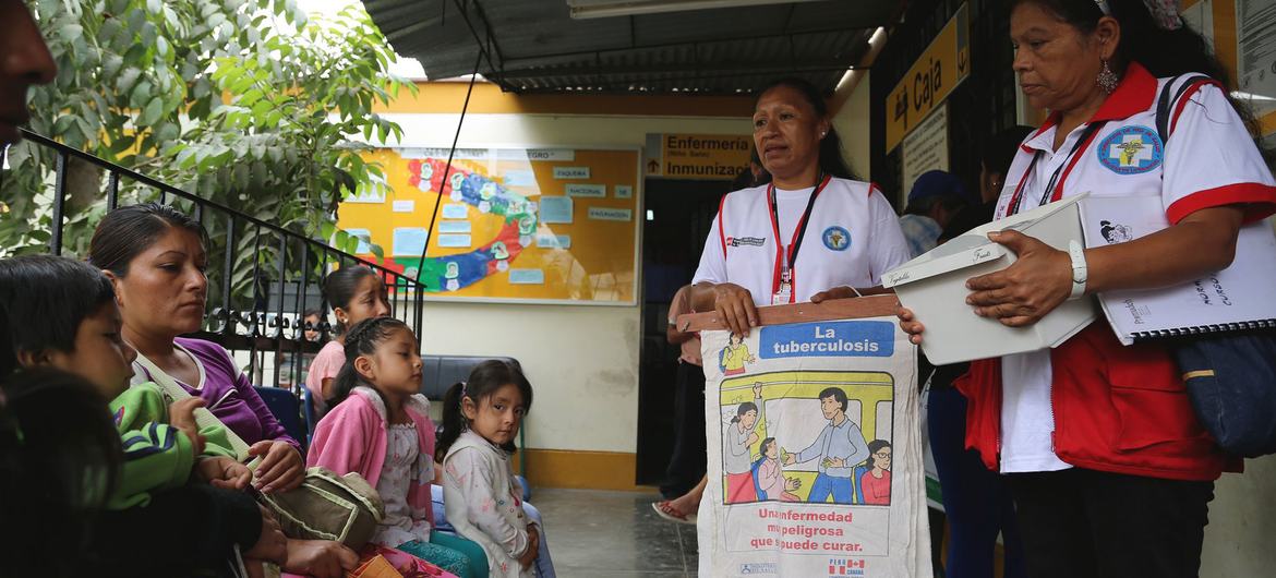 Los pacientes de un centro de salud en Perú reciben consejos sobre cómo evitar contraer tuberculosis.