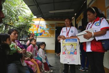 秘鲁一家医疗中心向病人宣传结核病防治工作。