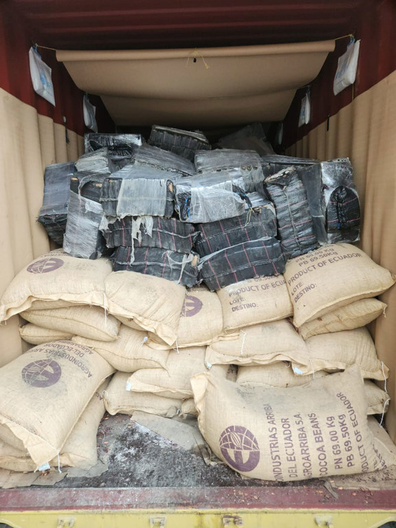 Las unidades de control portuario establecidas en el marco de un programa de control de contenedores apoyado por la ONUDD se incautaron de 260 toneladas de cocaína en 2023.