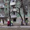 乌克兰克拉马托尔斯克 (Kramatorsk) 的多层公寓大楼受损,窗户破碎,碎片碎碎片.一些平民和救援人员穿着高可见性背心在大楼前行走.