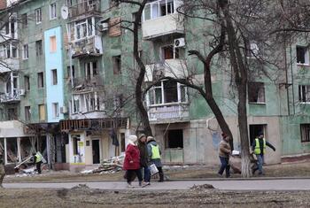 乌克兰克拉马托尔斯克 (Kramatorsk) 的多层公寓大楼受损,窗户破碎,碎片碎碎片.一些平民和救援人员穿着高可见性背心在大楼前行走.