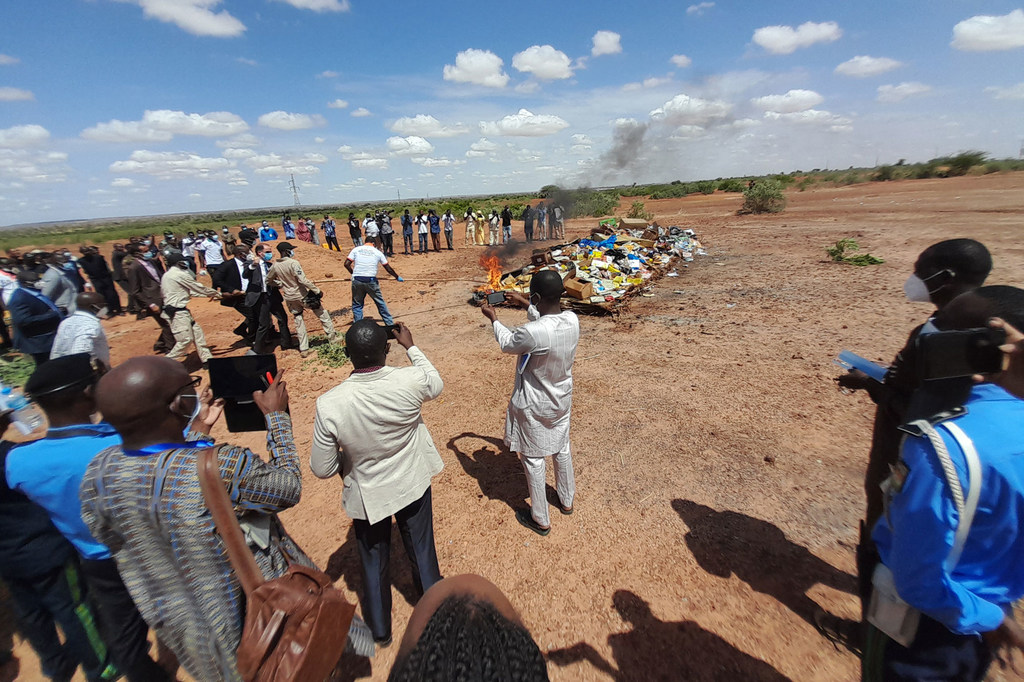 Des drogues illicites sont incinérées lors d'un rassemblement à Niamey, au Niger.