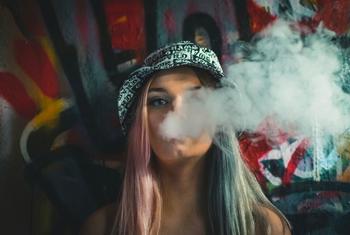 Los sabores y aromas en los productos de tabaco incentivan su uso entre los jóvenes.