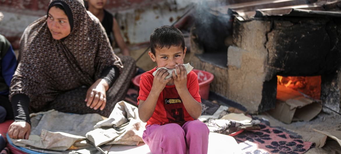 تكافح الأسر في غزة للعثور على ما يكفي من الطعام.