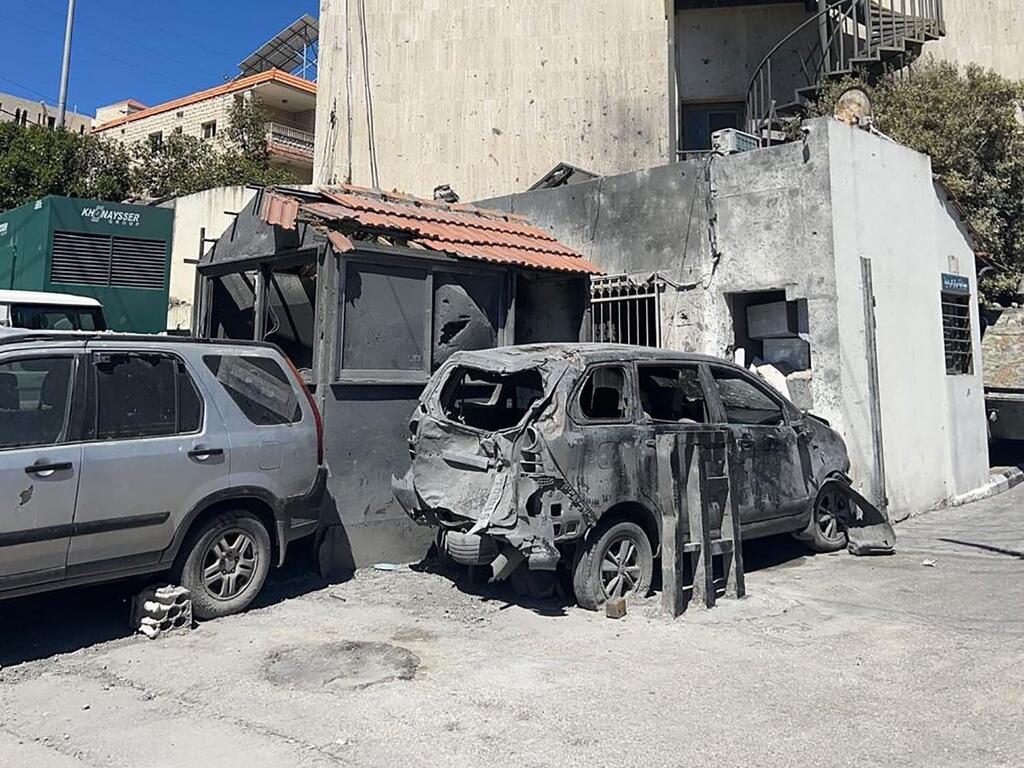 (من الأرشيف) تسبب القصف الجوي الإسرائيلي في جنوب لبنان بأضرار جسيمة بالبنية التحتية المدنية.