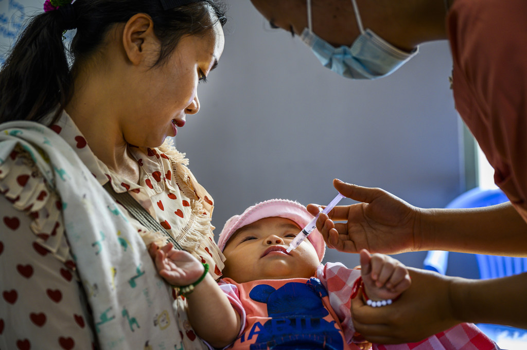 Une campagne de vaccination soutenue par l'UNICEF dans un village isolé de l'État de Shan, au Myanmar