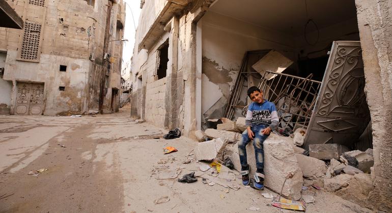 طفل يجلس وسط مبنى مدمر في دوما، الغوطة الشرقية.