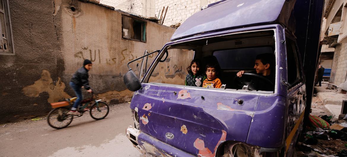 Des enfants jouent dans un camion endommagé à Douma, en Syrie.