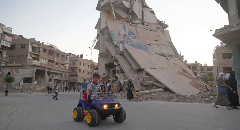 Un niño conduce su coche de juguete mientras la gente celebra el Eid al-Fitr, en Ghouta oriental  (Siria).